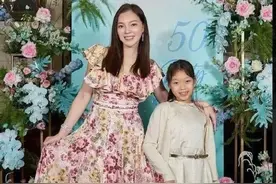 这富士康的老板娘已经50岁了还这么嫩？全身上下都是阔太的气质图片