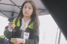 绝了！广西一收费站小姐姐因颜值高而走红，长相酷似一位女明星图片