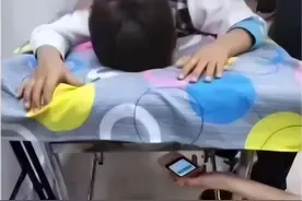 某诊所按摩床上一张让人震撼的照片流出：病态的父母，绝望的孩子图片
