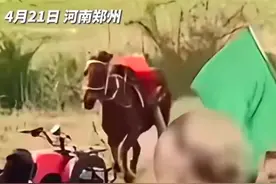 痛心，男童骑马被拖行数百米身亡 爸爸与众人亲眼目睹却无动于衷？图片