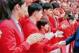 荣耀巅峰！全红婵于奥运表彰大会 C 位和主席握手表彰图片
