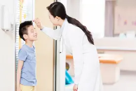 孩子的身高是随爹还是随妈？从出生那一刻起，一生的高度就决定了图片