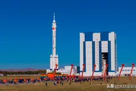 牛！中美两国同时竖起了载人航天火箭！成功率一个100%，一个未知图片