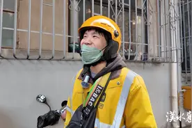 自强外卖小哥：把背影留给苦难，把笑容留给明天！图片