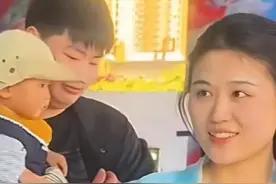 大衣哥一家在菏泽，儿媳肤白貌美，穿古装被围观 孙子和奶奶长一样图片