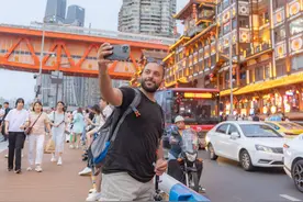西方人免签来中国：从“瞧不起”到“看不懂”，心态彻底崩了！图片