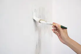 厨房漏水，楼上邻居不作为，我想报警，没想到老公一句话解决问题图片