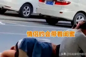 情侣街头忘我缠绵，友人一旁恬睡，路人惊叹：裙摆飘飘引人遐想图片