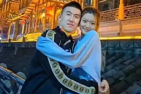 恭喜！付豪求婚成功，岳父辽足名宿王广宁送掌声，一家人齐聚美国图片