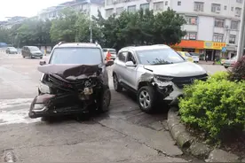 十字路口两车“对对碰”！提醒：这种情况要“让右”图片