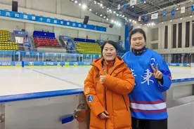 在冰球的世界里结伴同行，冬运会上一对上海母女的冰雪情图片