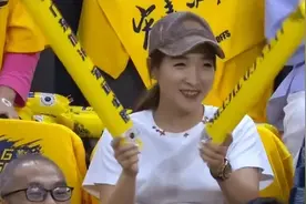 辽粤G3有多热？刘诗雯开心观战，郑智坐VIP位，贺希宁也在场边图片