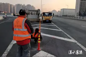卧龙大桥加装警示反光弹力柱图片
