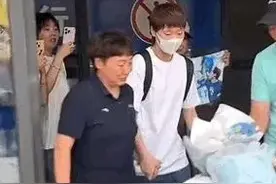 王曼昱回家妈妈接机全程牵手，小鱼穿着朴素低调，白到发光图片
