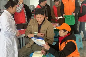 志愿服务进车站 文明服务暖人心图片