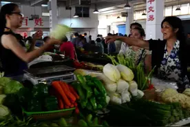全国菜价大涨背后的推手是谁？网友：不吃菜光吃馒头蘸酱图片