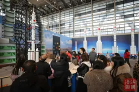 中国首批航天员亲临现场！快看，他们在航空航天展里探绵阳年味→图片