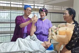 手术日恰逢患者生日 交大一附院医生为患者“庆生”图片