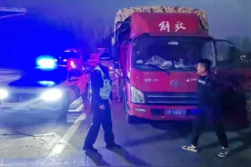 货车司机在高速路突发疾病，警车“变身”救护车送其就医图片