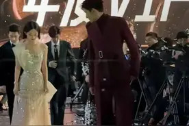 全程一步三回头，把所有的温柔和偏爱都给了她，这还不算爱？图片