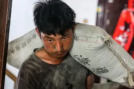 60袋水泥扛到5楼200块还嫌少？农民工都这么飘吗？钱这么好赚？图片