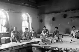 民国时期大车店：土坯房，大通铺，男女一起混住，三教九流来闲住图片