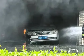 武汉江夏一小区架空层突发火灾 一汽车被烧毁 物业：架空层不允许停车图片
