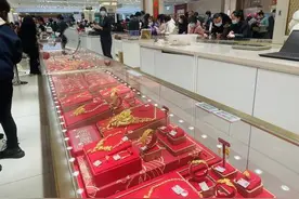 金价大跌后有人砸60多万元抄底；上海买1000万元房子契税最高可减20万元……图片
