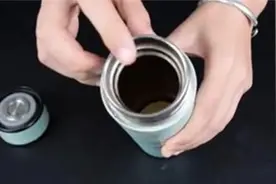 保温杯上有个隐藏机关，好多人用烂了也没发现，打开全是陈年污垢图片