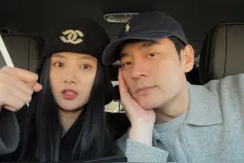 李光洁晒夫妻合照，被嘲像爸爸带女儿，一起接二儿子下课好幸福图片