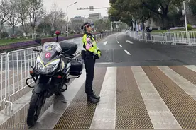 武汉交警护航汉马，4万跑友畅行江城一路生花图片