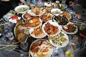 一些农村酒席上的怪现象，客人没吃完，菜已扫荡一空图片