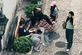 王思聪大班楼用餐，被嚗花10万，吃饱喝足和美女坐马路牙子聊天图片