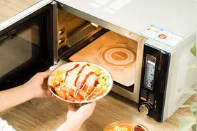 微波加热一次，食物中就会出现数亿个塑料颗粒？不能一概而论！图片