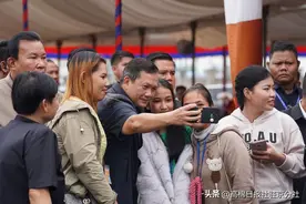 工人感恩新年最低工资涨至208美元图片