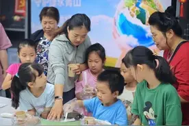 亲子共制环保创意手工，守护绿水青山图片