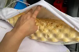 掉渣又致癌！央视曝“乳胶造假黑幕”，成本20卖1000，有人还在用图片
