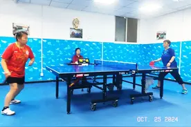 老年乒乓球友打球时，一定要注意以下几点：图片