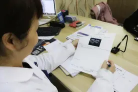 湖北大妈生姜炒米泡水喝，半年后检查，医生好奇：做了什么？图片