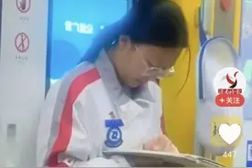 “暖心瞬间！山东地铁上大爷为女学生让座，网友热议点赞”图片