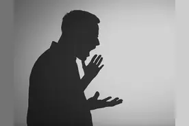 对方先“动口”骂，我先“动手”打，处罚谁？图片