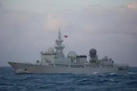 解放军“最美逆行者”，3座舰炮单挑美军航母群，澳大利亚都服了图片