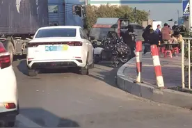 早餐摊“霸占”车道车辆动弹不得图片