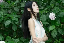 张予曦俏脸清丽，精致的脸蛋樱桃小嘴，乌黑的秀发飘逸图片