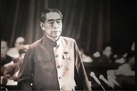49年周总理到傅作义家做客，结果发现警卫部队，忙下令让他们撤走图片