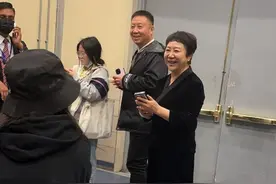 杨紫爸妈亲自陪杨紫工作太爱女儿，被粉丝围着表白老两口一脸欣慰图片