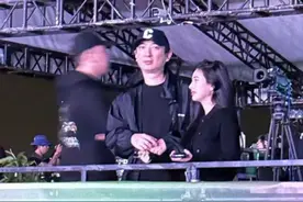 王思聪换新女友！音乐节紧搂美女蹦迪当众亲吻，与前任刚恋爱2月图片