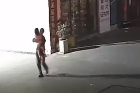 凌晨3点浙江街头，2岁小女孩光着身子经过包子铺，她追出去的身影很美图片