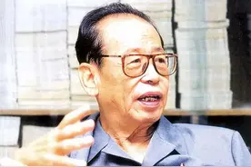 澳门回归中国前，葡萄牙多次变卦，邓小平如何一锤定音？图片
