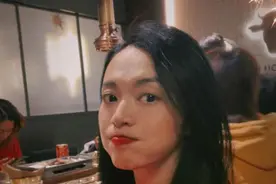 姚晨一家回福建娘家过年，吃海鲜大餐超丰盛，屋里摆满鲜花年味浓图片